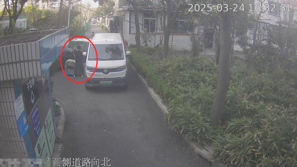 一级收药人周某、司机丁某来到二级收药人滕某住处搬运药品。上海市公安局供图