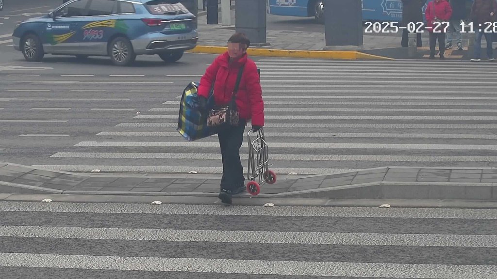 三级收药人陈某向不同参保人收取大量药物。上海市公安局 供图