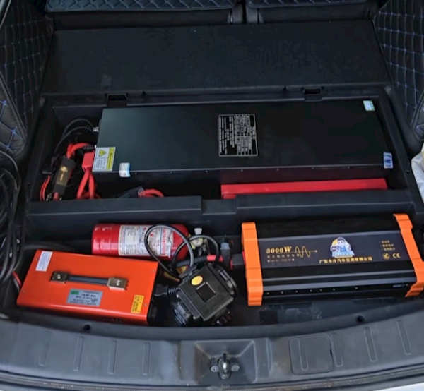 领域国际 男子自己动手把燃油车改成新能源：熄火能吹空调 还能外放电